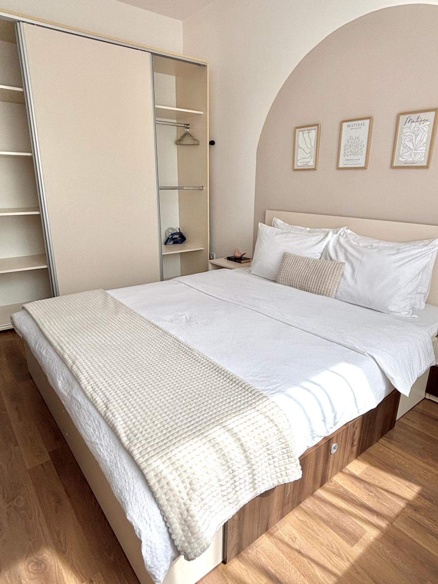 Wanderlust Home Cream, Rasnov Apt For 4, Wifi And Free Parking Eksteriør bilde