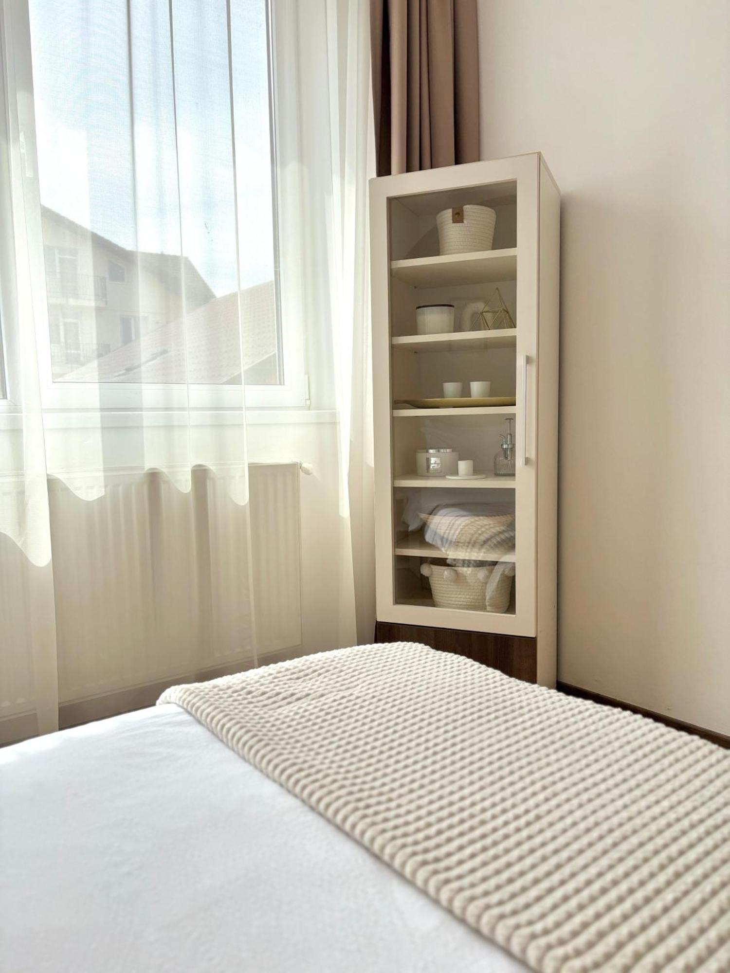 Wanderlust Home Cream, Rasnov Apt For 4, Wifi And Free Parking Eksteriør bilde