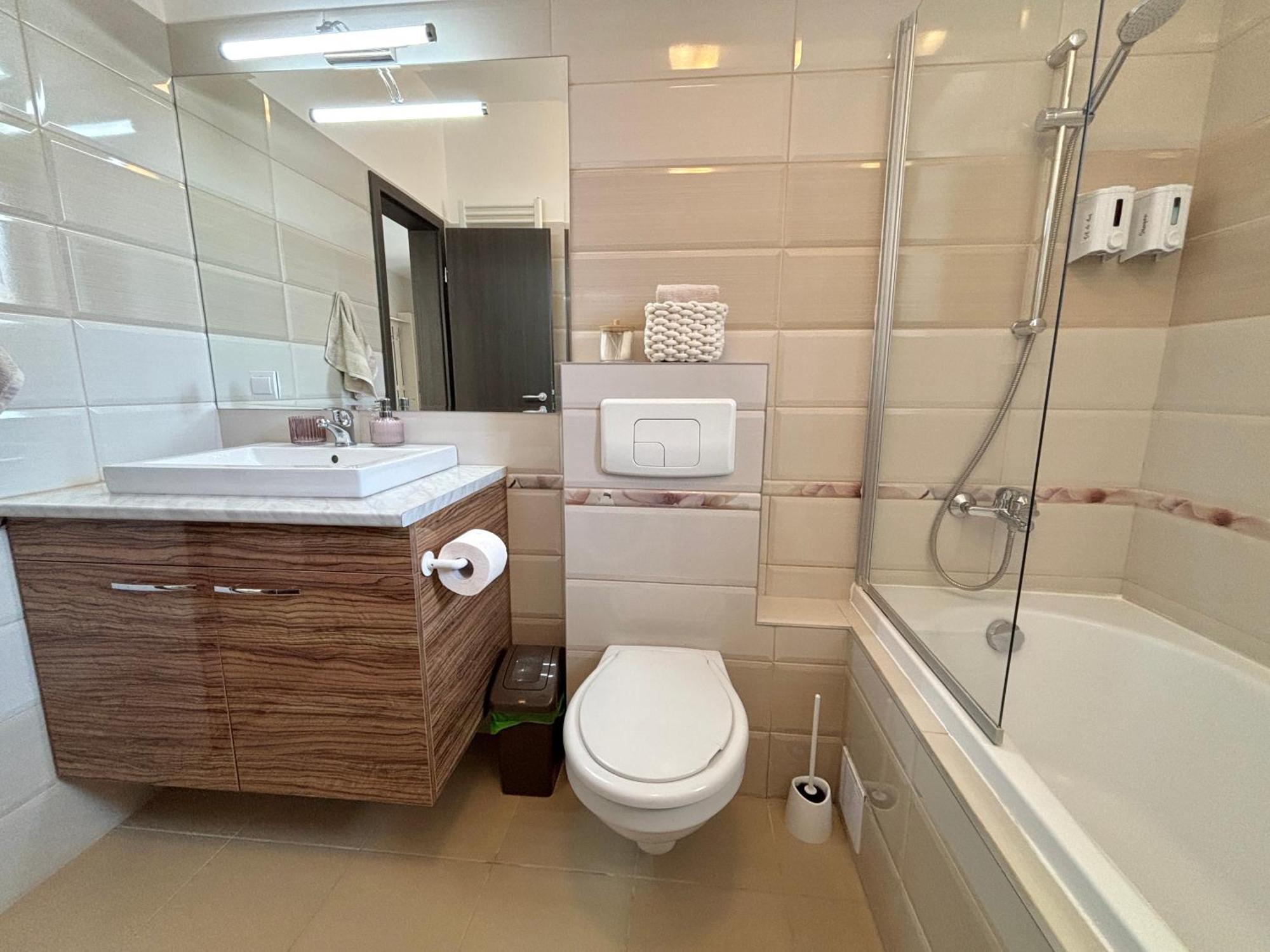 Wanderlust Home Cream, Rasnov Apt For 4, Wifi And Free Parking Eksteriør bilde